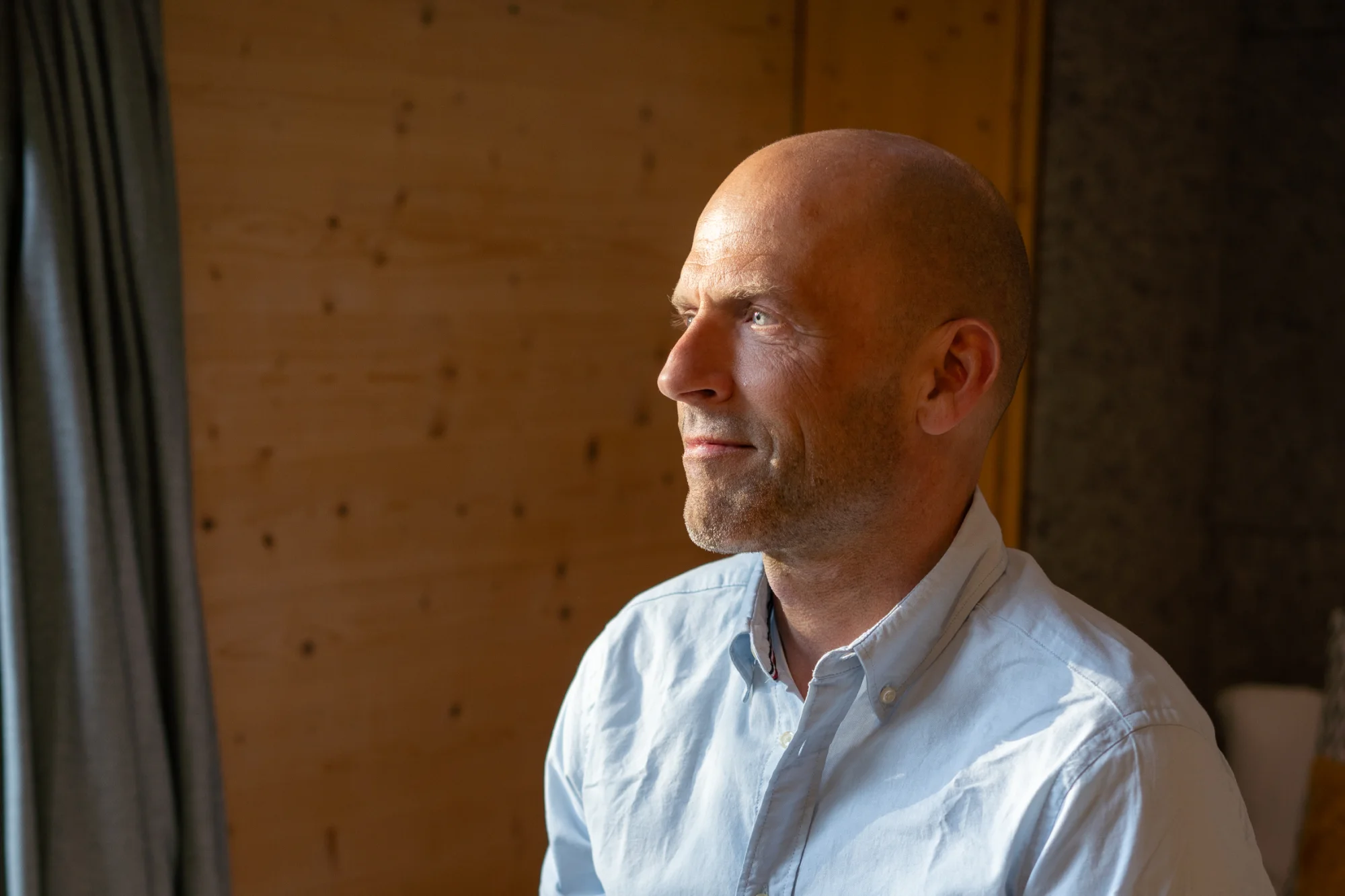 Dirk Heilenmann im Tiny House, den Blick nach draußen gerichtet