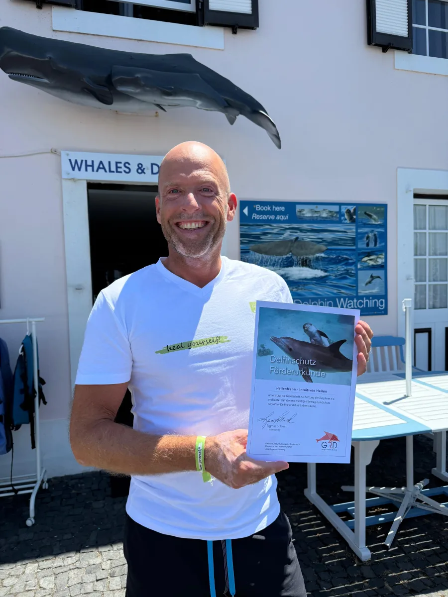 Dirk mit der Förderurkunde der Gesellschaft zur Rettung der Delphine vor dem Whale-Watching-Haus auf Pico