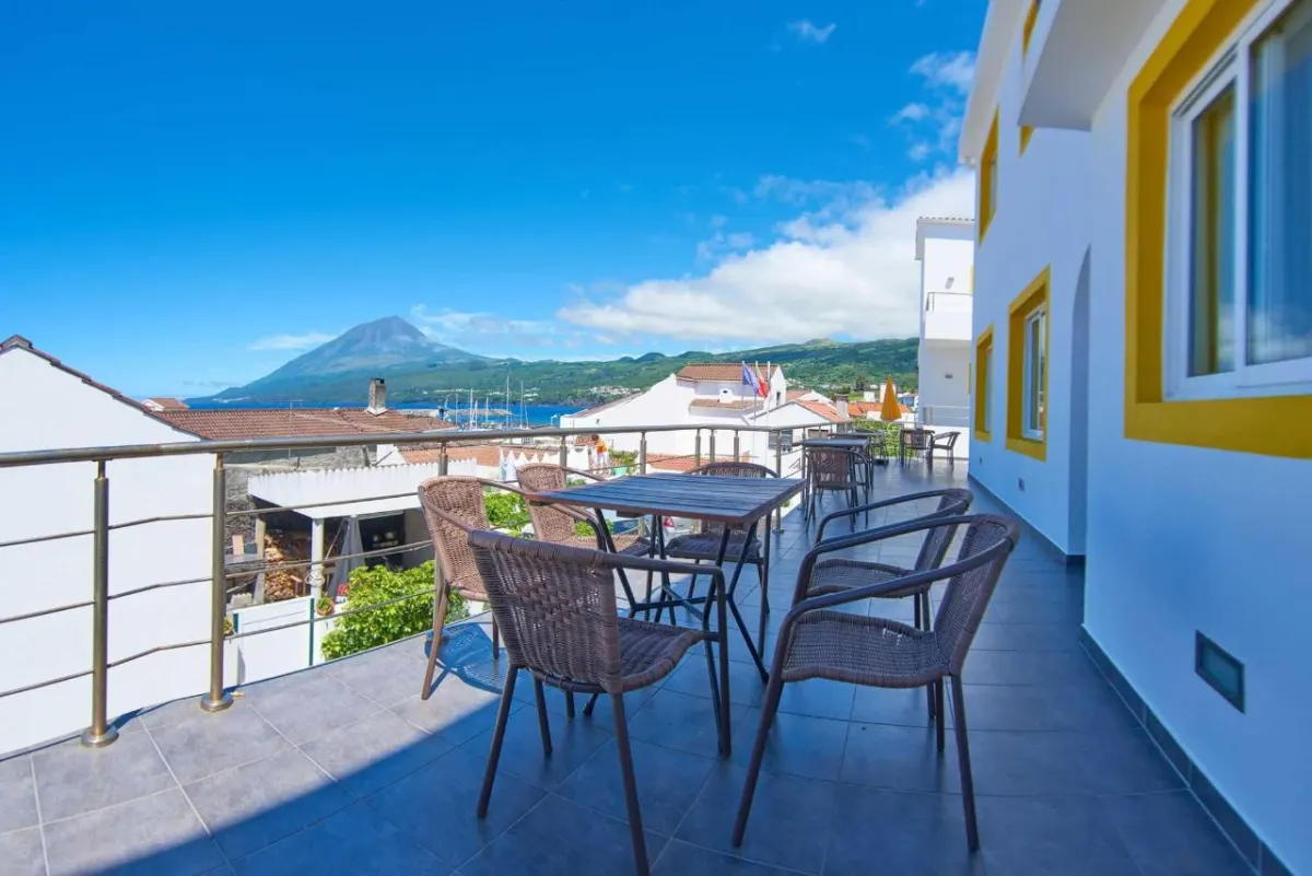 Blick von der Hotelterrasse auf den Vulkan Pico