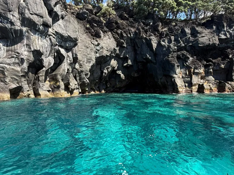 Natur-Schwimmbecken im Lavagestein an der Küste von Pico
