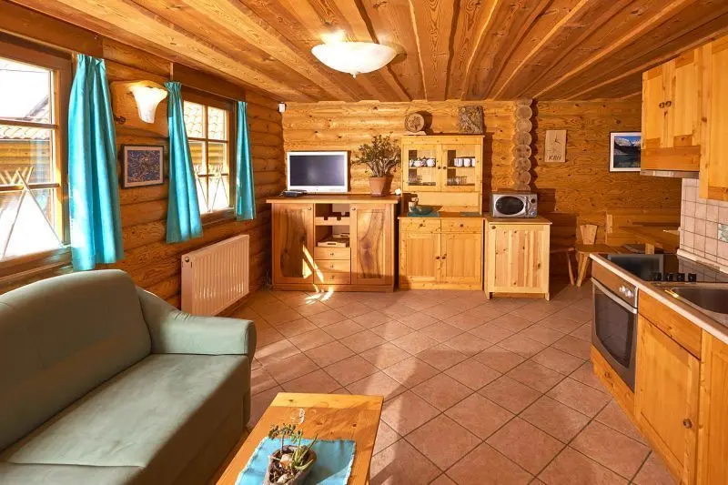 Wohnraum mit kleiner Küche in einem Eco-Chalet