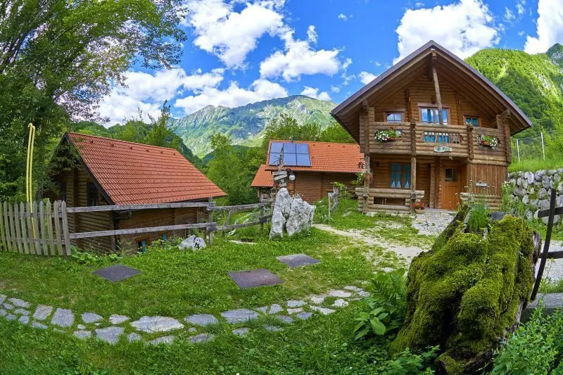 Holz-Eco-Chalets im Camp bei Kobarid vor den julischen Alpen