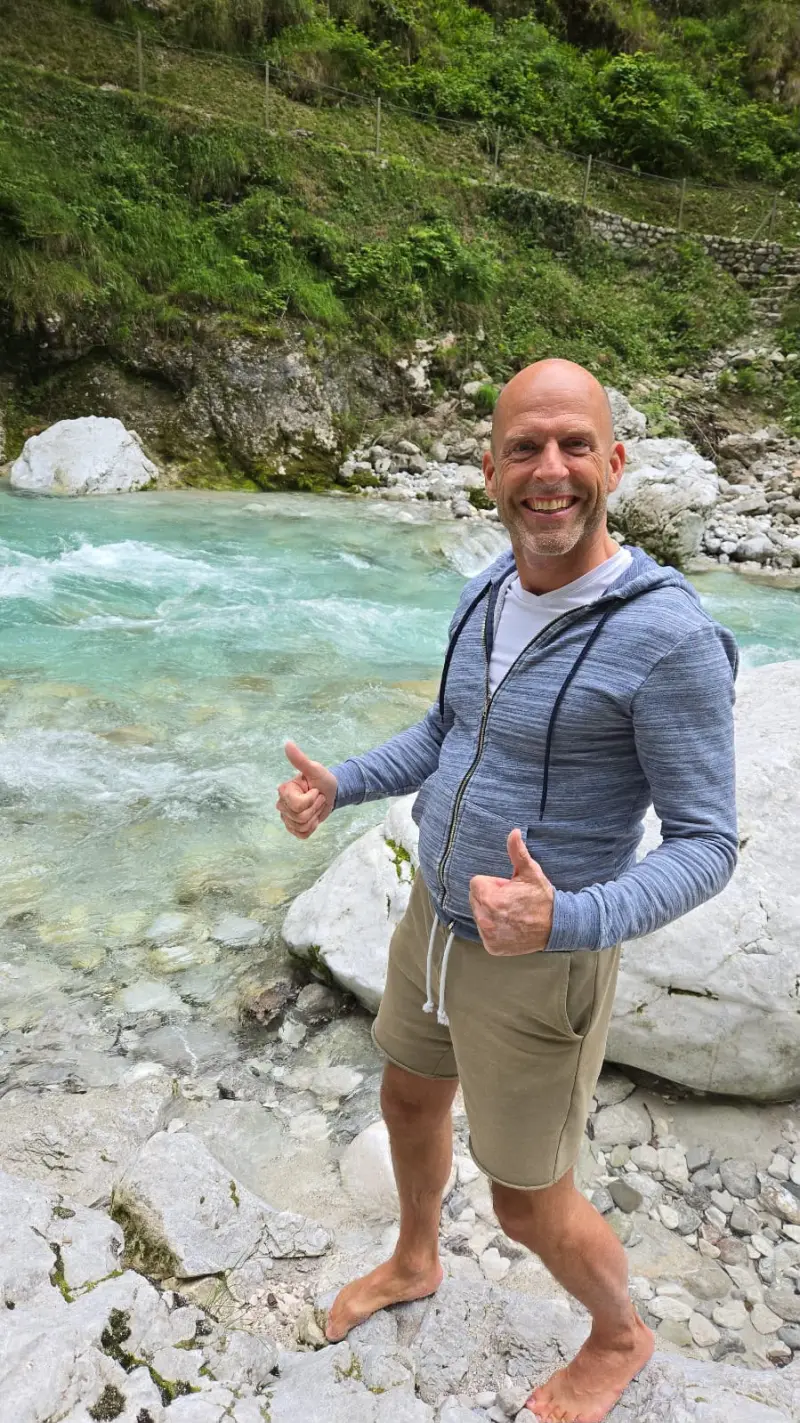 Dirk am türkisfarbenen Wasser der Soča