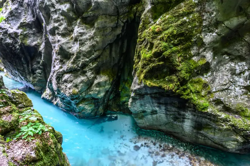 Die enge Soča-Schlucht mit türkisem Wasser