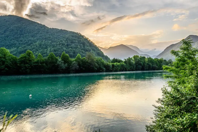 Die Soča im Morgenlicht vor den julischen Alpen